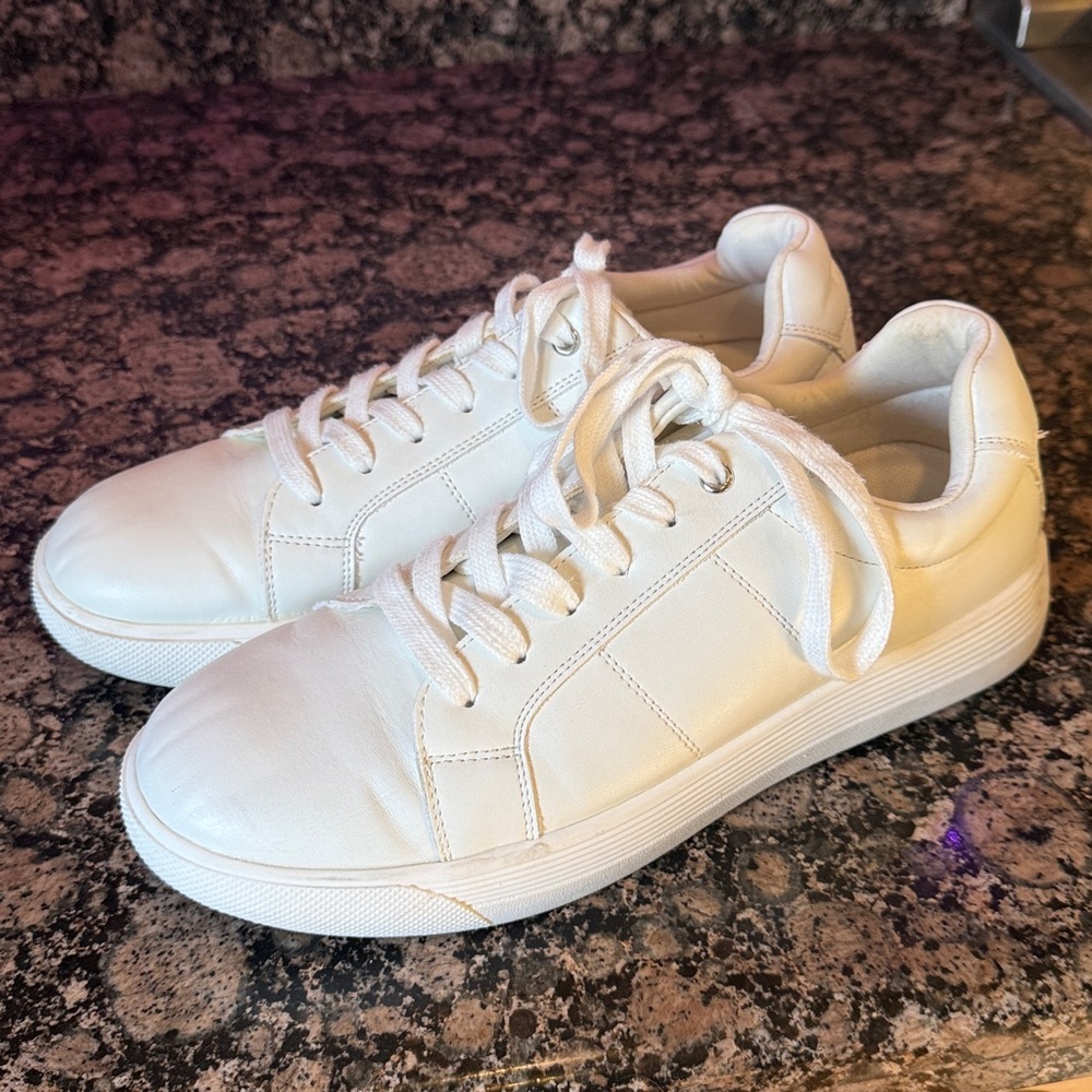 VEPOSE ladies white size 9 sneaker memory foam excellent condition white